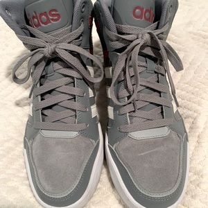 Adidas Hightop Tennies.